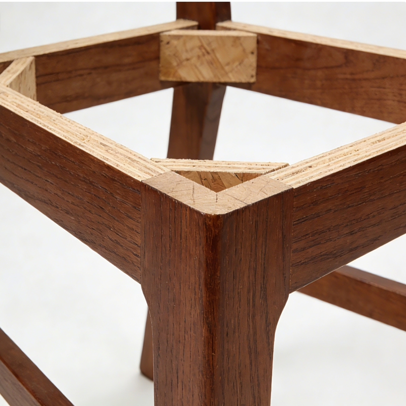 Bauholz aus Sperrholz f&uuml;r die Stuhlbeine