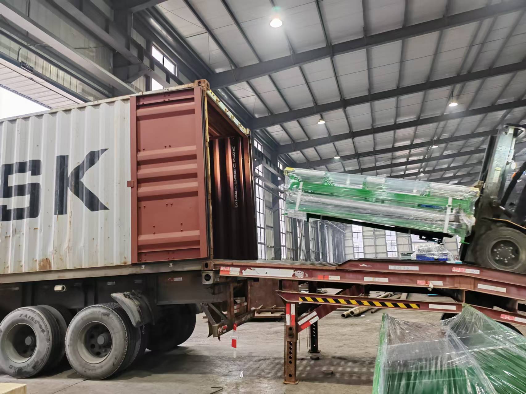 Bodenrollenbahn f&uuml;r Sperrholzpressmaschine