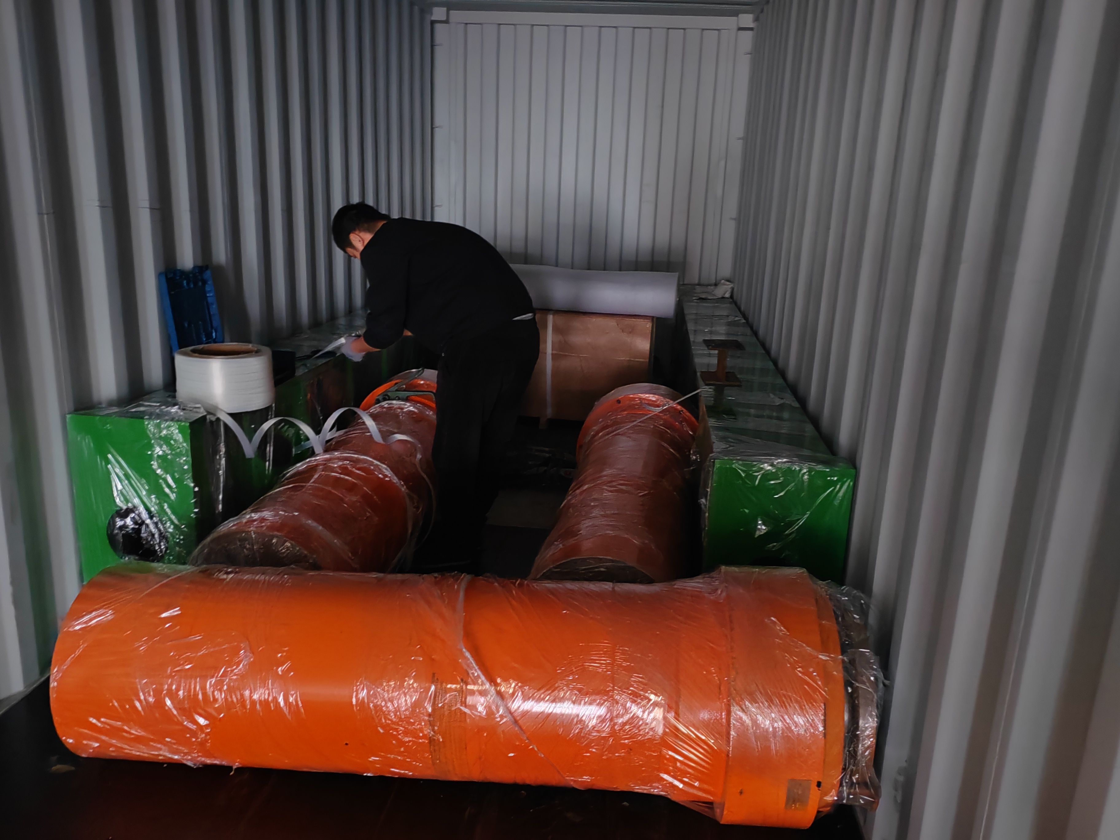 China MINGHUNG Sperrholzmaschine wird in die Ukraine verladen