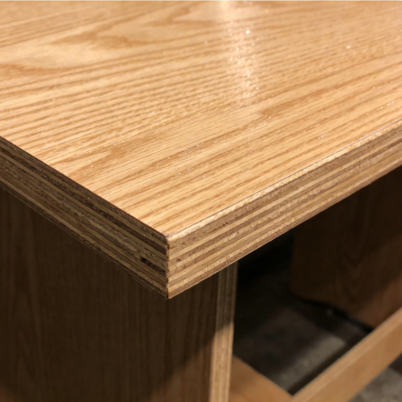 Ein Tisch aus Sperrholz