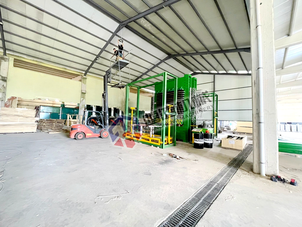 Sperrholz-Pressmaschine