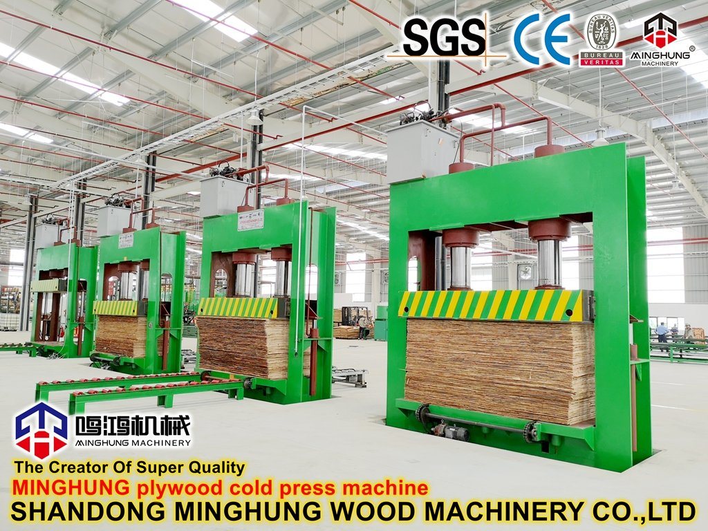 Vorpressmaschine zur Herstellung von Sperrholz