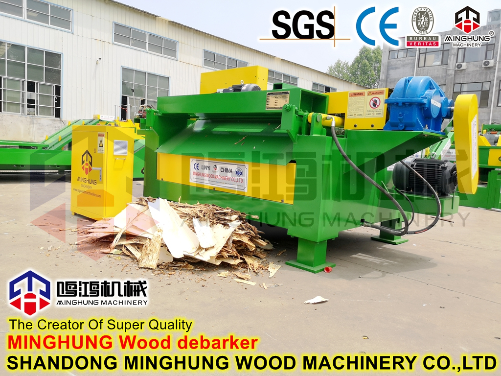 Holzholz-Entrindungsmaschine mit Abfallförderer